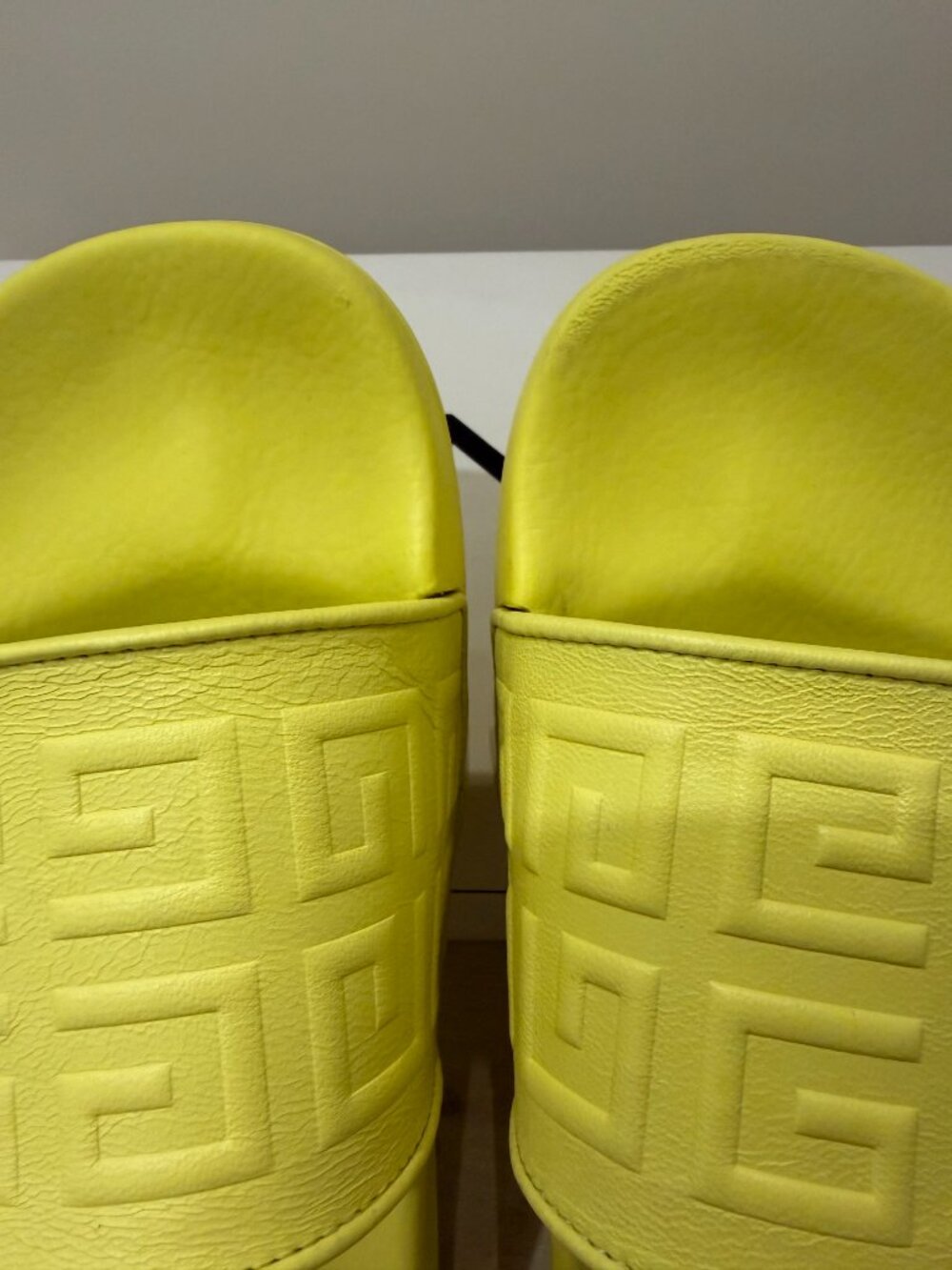 Givenchy Pool Slides - yellow - Picture 3 of 8